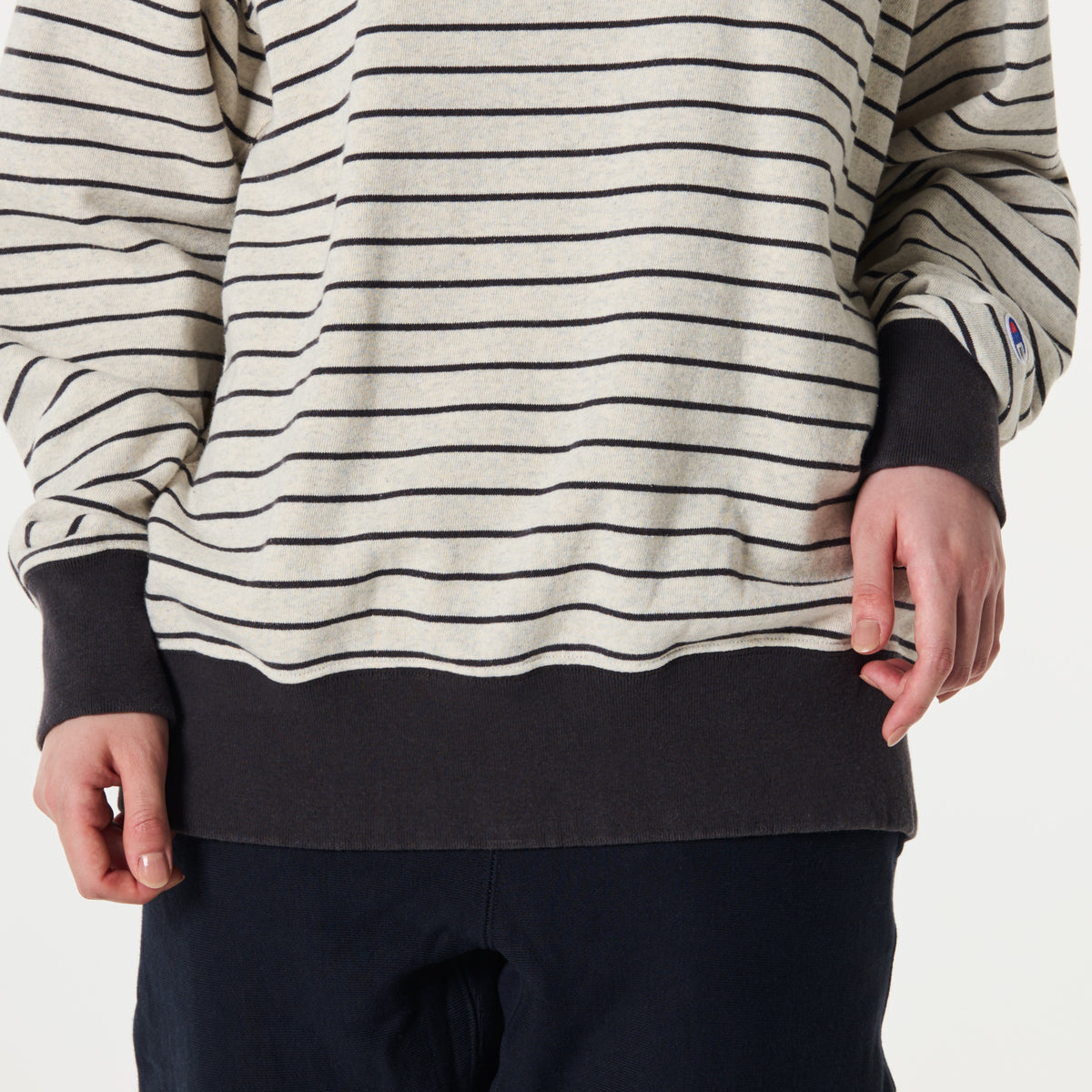 BORDER CREW NECK SWEATSHIRT